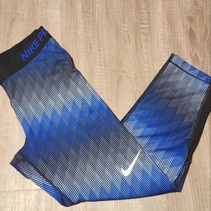NIKE Pro Crop Leggings